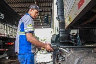 Em média 600 veículos abastecem por dia no posto de combustível Caravágio.  (Foto: Fernando Antunes) 