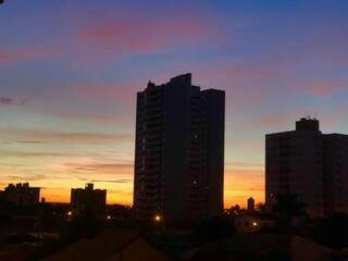 Nascer do sol na manhã de hoje, em Campo Grande (Foto: André Bittar)