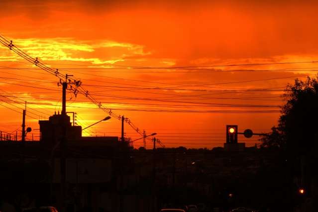 Dia amanhece claro, com previs&atilde;o de calor e pancadas de chuva no sul