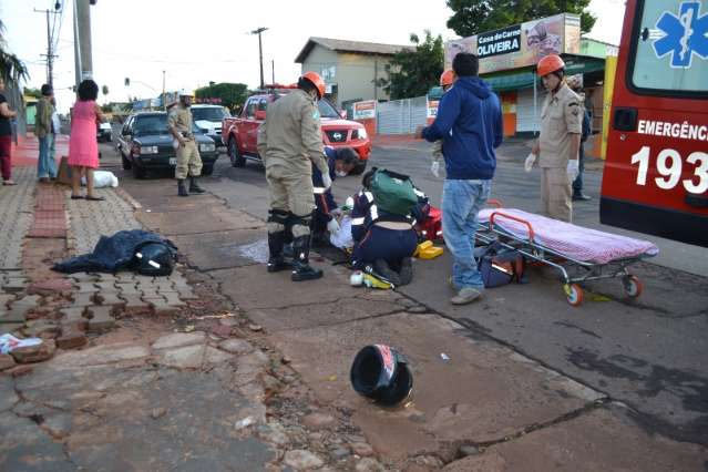 Carro invade contram&atilde;o, atropela e deixa mulher gravemente ferida