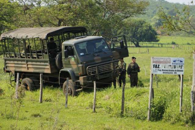 Ex&eacute;rcito encerra opera&ccedil;&atilde;o e deixa &aacute;rea de conflito entre &iacute;ndios e fazendeiros