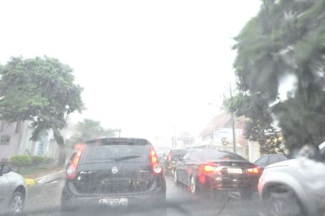 Chuva forte volta a atingir v&aacute;rios bairros e enxurrada j&aacute; arrasta carro