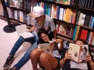 À espera dos autores, adolescentes leram no chão da biblioteca. (Foto: Elverson Cardozo)