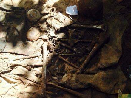 Ossada humana &eacute; encontrada em fossa e poderia estar enterrada h&aacute; 12 anos