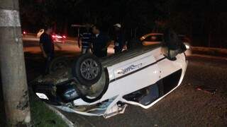 Carro capotou após colisão em cruzamento no bairro Guanandi (Foto: Alan Nantes)
