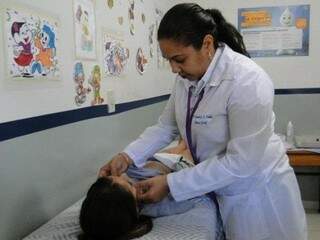 Médica cubana atendendo criança em unidade de saúde de Dourados (Foto: Hédio Fazan/Dourados Agora)