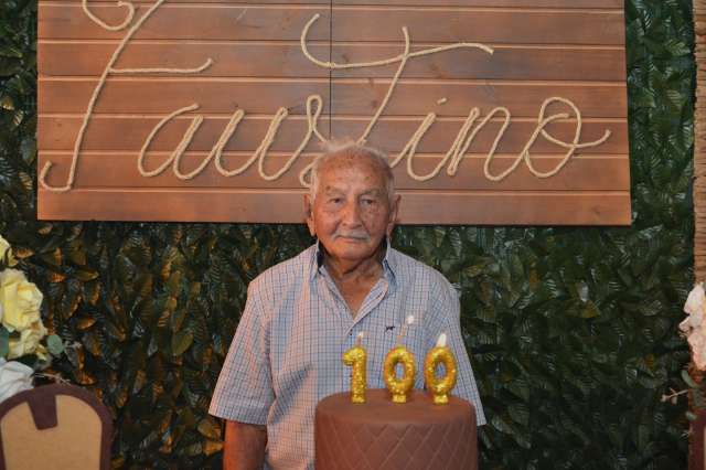 Do jeito que gosta, Faustino tocou berrante e dan&ccedil;ou muito na festa de 100 anos 