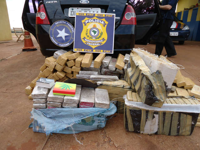  Duas pessoas s&atilde;o presas com 300 tabletes de maconha na BR-463