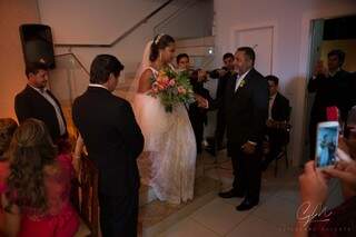 E a noiva sendo recebida pelo pai ao pé da escada.
(Foto: Guilherme Molento)