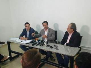 Prefeito Maquinhos Trad e secretários (Pedrossian Neto, à esquerda, e Antonio Lacerda, à direita) falam sobre a grave situação financeira do Município. (Foto: Alberto Dias)