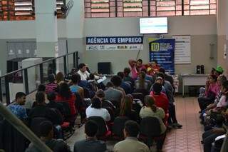 Trabalhadores lotam Funsat (Fundação Social de Trabalho em Campo Grande) em busca de empregos. (Foto: Pedro Peralta)