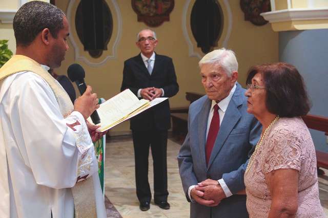 Depois de 58 anos juntos, finalmente Maria aceitou subir no altar com Lindolfo