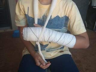 Segundo a mãe do garoto, ele fraturou o dedo médio da mão esquerda (Foto: Viviane Oliveira)