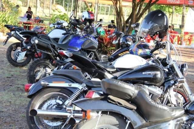 Para festejar dia, motociclistas re&uacute;nem bandas de rock e fazem boa a&ccedil;&atilde;o