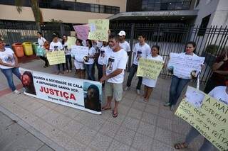 Cerca de 20 familiares pediram justiça em frente ao fórum (Foto: Marcelo Victor)