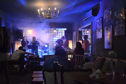 Para quem sempre sonhou em ser artista, bar tem noites do karokê com banda