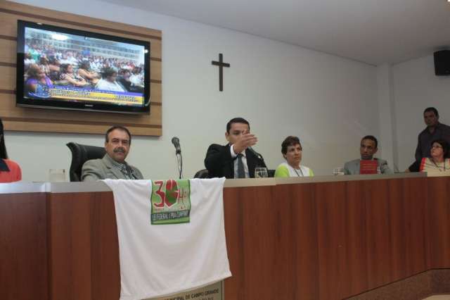 C&acirc;mara discute diverg&ecirc;ncia sobre lei que reduz jornada de enfermagem