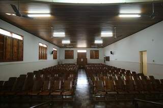 Visão ampla do salão principal do primeiro centro espírita de Campo Grande, localizado na rua Maracaju, 244. (Foto: André Bittar)
