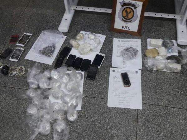 Agentes apreendem 260 litros de bebida artesanal, celulares e drogas na M&aacute;xima