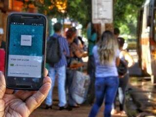 Usuário mostra tela do aplicativo no celular; desde que passou a operar na Capital, em setembro de 2016, a Uber é uma alternativa ao transporte coletivo (Foto: André Bittar/Arquivo)
