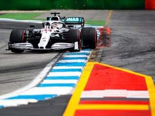 Mercedes de Lewis Hamilton durante volta no circuito de Hockenheim (Foto: Reprodução/Twitter)