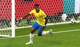 Gol de Paulinho, aos 35 do primeiro tempo, abriu o caminho para a vitória do Brasil diante da Sérvia em Moscou