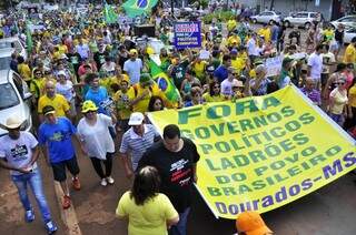 Douradenses durante protesto ontem à tarde na Avenida Marcelino Pires (Foto: Eliel Oliveira)