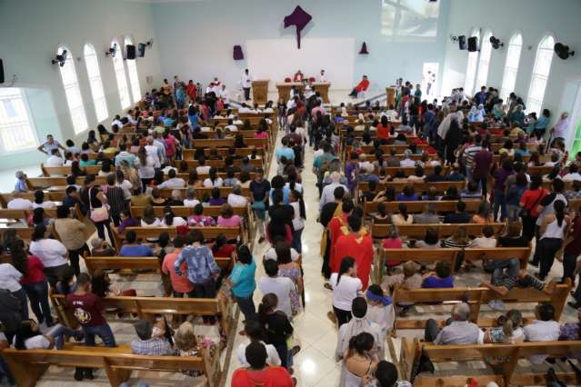 No S&aacute;bado de Aleluia,  Vig&iacute;lia Pascal re&uacute;ne fieis em igrejas da Capital