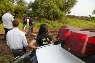 Jorge estava com a camiseta amarrada no pescoço, o que indica que a vítima foi estrangulada. (Foto: Gerson Walber) 