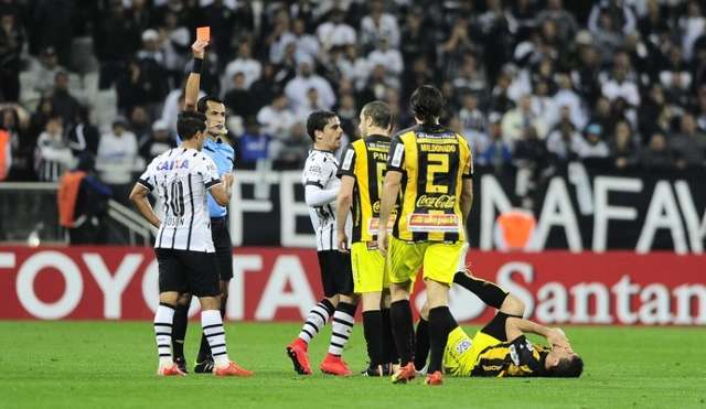 Corinthians perde em casa para o Guaran&iacute; e cai fora da Libertadores