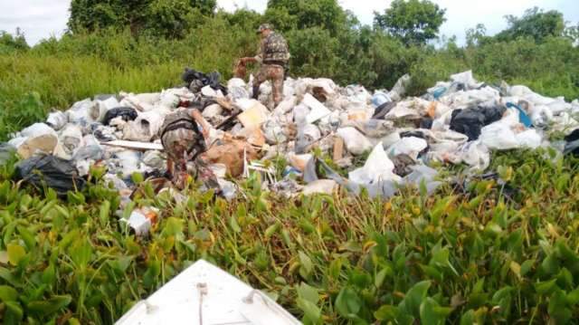 Duas toneladas de lixo s&atilde;o encontradas &agrave;s margens do Rio Paraguai