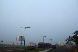 Forte nevoeiro de manhã em Campo Grande, com mínima de 15ºC. (Foto: Marcos Ermínio)