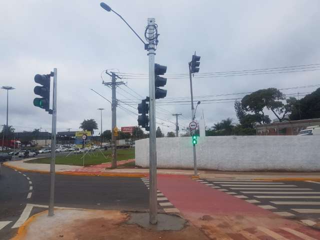 Sem&aacute;foro de rotat&oacute;ria &eacute; danificado em acidente 20 dias ap&oacute;s inaugura&ccedil;&atilde;o 