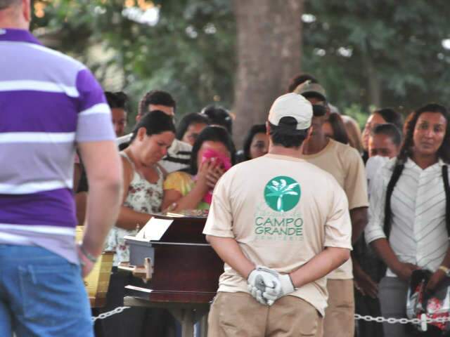  Como&ccedil;&atilde;o e revolta marcam vel&oacute;rio de pai e filho atropelados em ciclovia