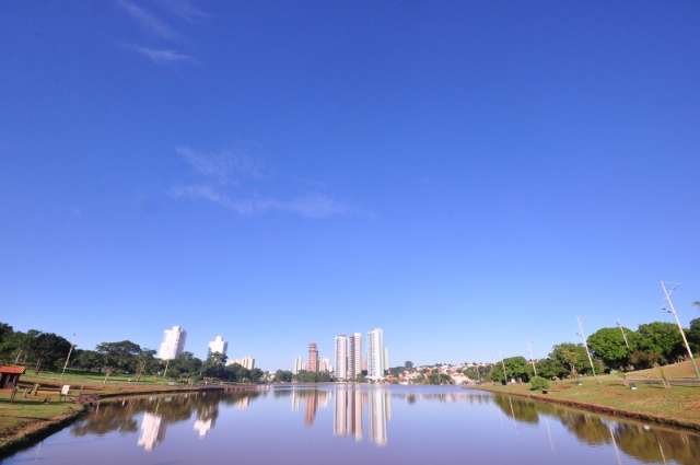 Domingo come&ccedil;a com c&eacute;u aberto e temperatura amena