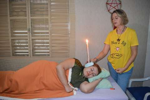 Usando fogo para transmutar energia, cone hindu é terapia bem curiosa