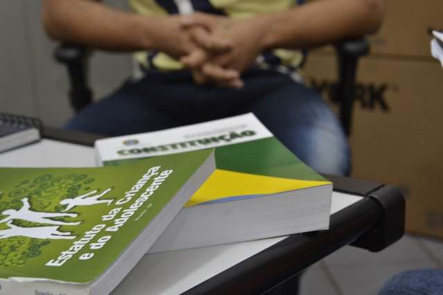 Garoto "soldado" de presos da M&aacute;xima j&aacute; roubou, sequestrou e matou
