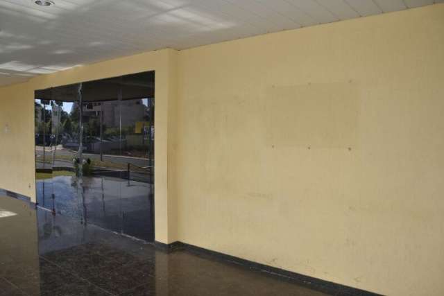 Pr&eacute;dio continua com marcas de protesto, ainda sem levantamento sobre preju&iacute;zos