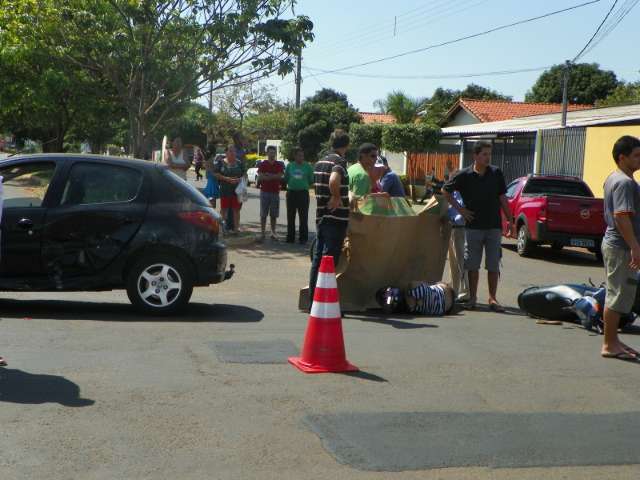 Leitor registra acidente entre carro e moto em cruzamento do Jardim Tijuca
