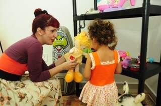 Psicóloga Carlota Philippsen montou o espaço com brinquedos para as crianças. (Foto: Simão Nogueira)