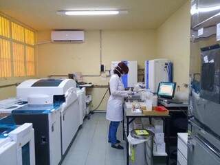Servidora trabalhando em laboratório que analisará qualidade da água, na Capital (Foto: Maressa Mendonça)