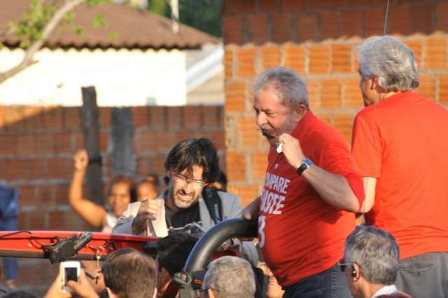 Lula puxa carreata e pede voto de ricos e pobres para Delc&iacute;dio e Dilma