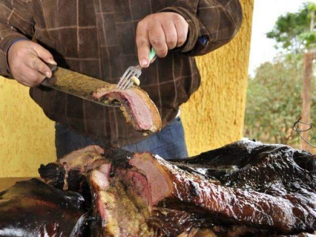 Em Paranhos, costela no tambor &eacute; churrasco com a fama de sabor &quot;imbat&iacute;vel&quot; 