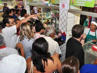 Com jeitinho de “o de sempre”, público comparece em peso ao 5º Festival do Pastel. (Foto: João Garrigó)