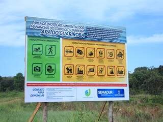 Placa explica o que pode e o que é proibido na APA (Área de Preservação Ambiental) do Guariroba.  (Foto: Marina Pacheco)