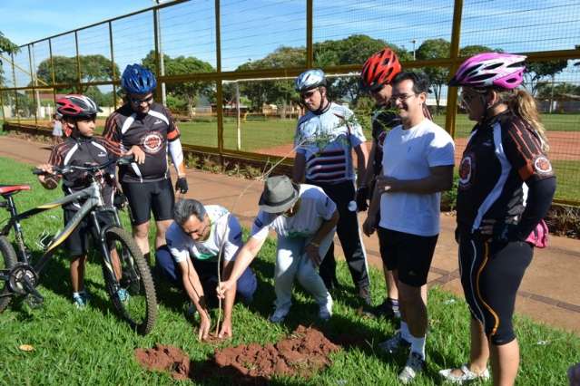 Ciclistas plantam mudas de &aacute;rvores durante passeio em Nova Andradina