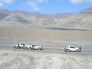 Parte da comitiva atravessando o deserto do Atacama (Foto: Paulo Cruz)