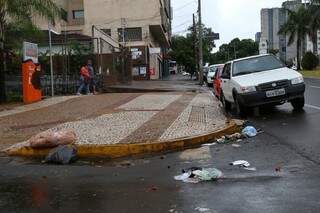 Chuva leva sacos de lixo próximo a bueiros, bloqueando a vazão da água. (Foto:Fernando Antunes)