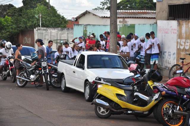 Amigos fazem protesto de apoio &agrave; fam&iacute;lia de jovem assassinado