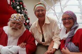 Rosa (centro) no Natal, com Papai Noel aderindo à campanha.